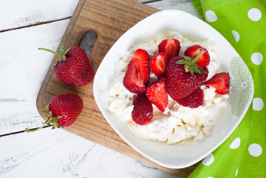 Curd with yogurt and strawberries