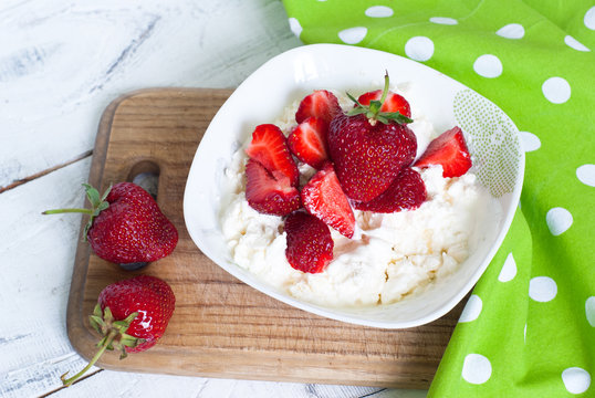Curd with yogurt and strawberries
