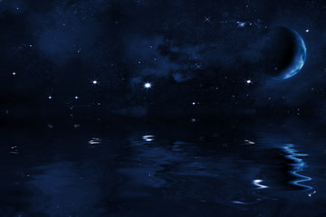Obraz na płótnie Canvas Sternenhimmel mit Mond über Wasser, mit blauen Wolken, 