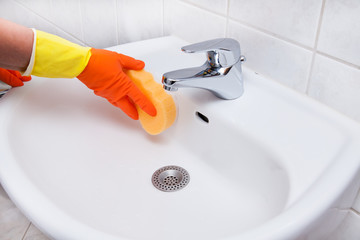 cleaning - Waschbecken putzen, Handschuh, Schwamm
