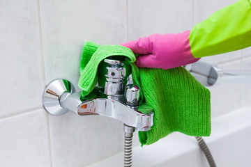 cleaning - Armatur putzen, Handschuh, Lappen