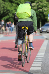 Radfahrer mit Rucksack-Regenschutz_3