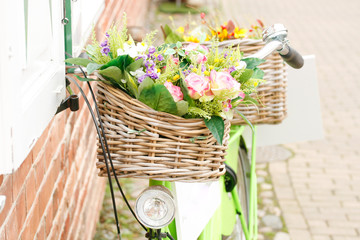 Fahrrad mit Blumenkorb
