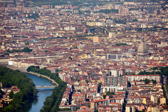 Vista su Torino nei pressi del fiume Po