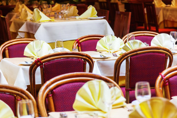 gedeckte Tische eines Restaurants