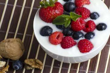 Yogurt with berries 