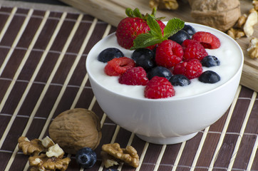 Yogurt with berries 