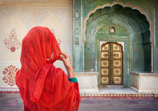 Woman wearing traditional shawl, Jaipur, Rajasthan, India 