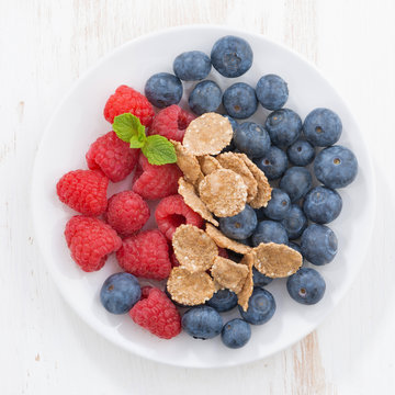 blueberries, raspberries and wholegrain flakes 