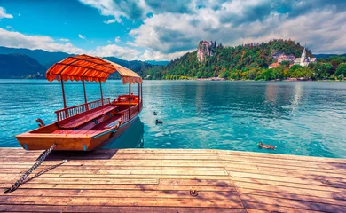 Papier Peint photo Lac / étang Le lac de Bled est un lac glaciaire des Alpes juliennes