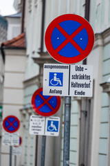 Halteverbot Schild Rollstuhlfahrer - obrazy, fototapety, plakaty