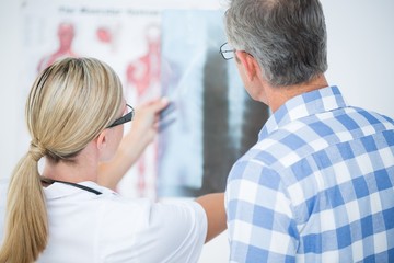 Obraz premium Doctor showing X rays to her patient 