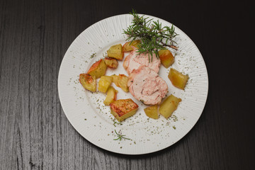 piatto ristorante di Arrosto di carne con patate e rosmarino