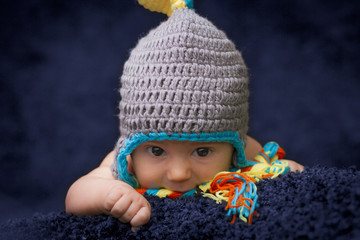 bebe con gorrito