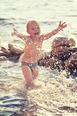 Fototapeta premium Child playing on the beach