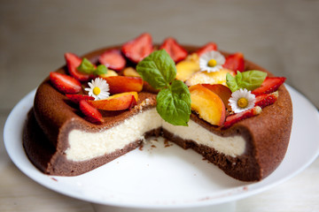 Chocolate cheesecake with fruits 