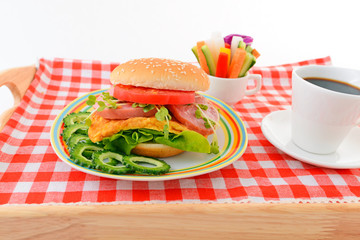 ハンバーガーと野菜スティック