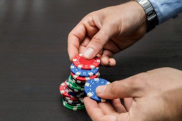 mani di croupier con fiches