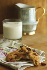 Round cookies with raisins and milk