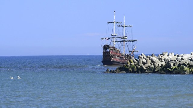 Piratenschiff verl&auml;&szlig;t den Hafen von Stolpm&uuml;nde, Polen