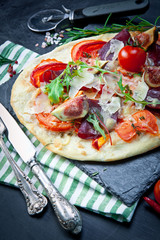 Pizza with prosciutto and figs