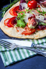 Pizza with prosciutto and figs