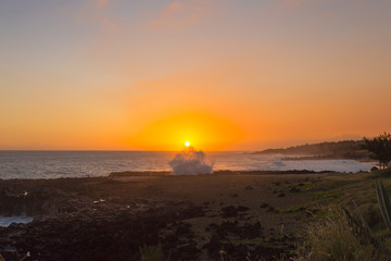 Fototapeta na wymiar coucher de soleil, côte sud-ouest Réunion, Bois-Blanc 