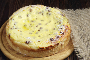 Pie with cream cheese and raisins