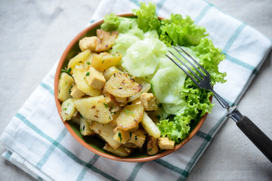 Bratkartoffeln mit Tofu und Gurkensalat, vegan