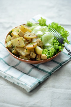 Bratkartoffeln mit Tofu und Gurkensalat, vegan