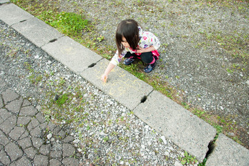 地面にチョークで落書きする子供