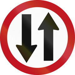 Regulatory road sign in Colombia: Opposing traffic