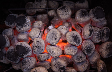 Glühende Grillbriketts