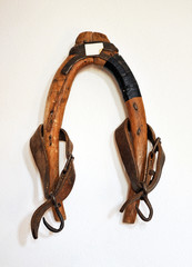 Yugo de madera, horcate, aperos de labranza
