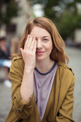 mädchen hält eine hand vor das auge