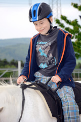 Junge reitet auf Pferd