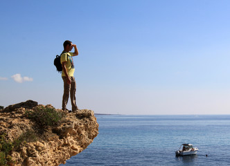 homme mer regarder horizon