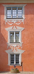 Fototapeta na wymiar Fenster am im ehemaligen Bischofshof (Schloss) in Ladenburg