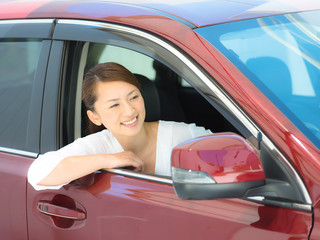 車を運転する女性