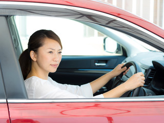 車を運転する女性