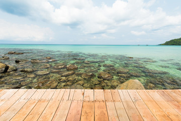 Fototapeta premium Wooden plank at the stone beach