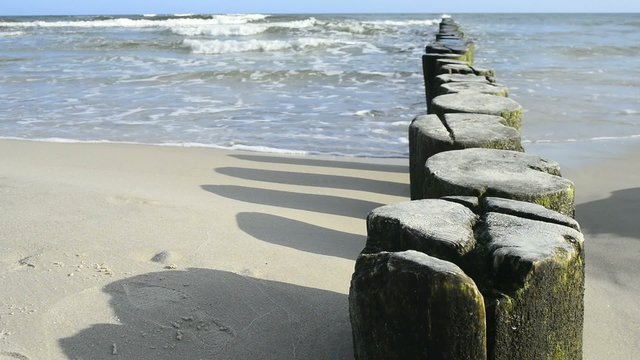Buhnen am Ostseestrand in Ustka, Stolpm&uuml;nde, Polen