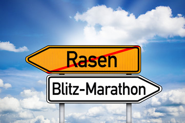 Fototapeta premium Wegweiser mit Rasen und Blitzmarathon