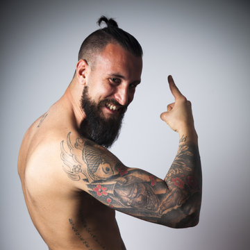 Hipster tatuado sonriendo