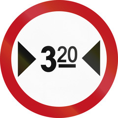 Colombian sign prohibiting thoroughfare of vehicles with a width over 3.2 meters