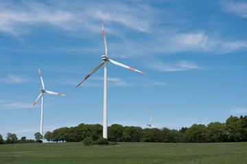 Fototapeta na wymiar Windrad - erneuerbare Energie in der Natur