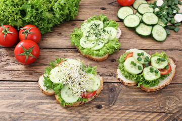 sandwich vegetariano con cetrioli