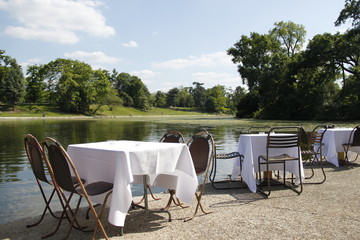 Table de restaurant, lac inférieur du Bois de Boulogne à Paris