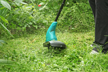 Taille de gazon avec un coupe-herbe © hcast