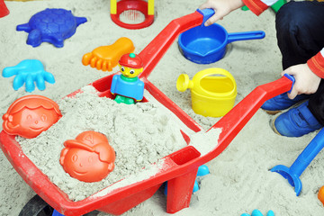 Kinderspielzeug in einem Sandkasten